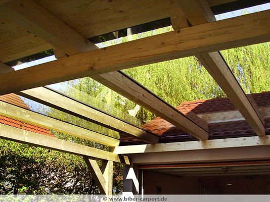 Ein Holzcarport als offener Unterstand